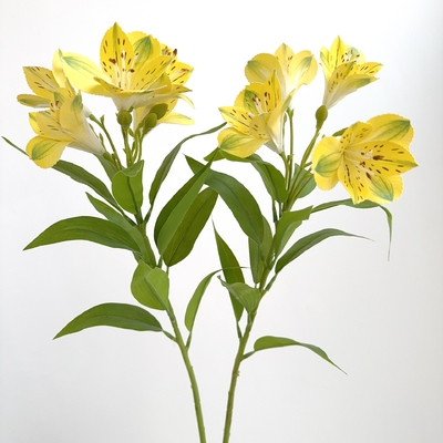 Uma decoração leve e luxuosa de buquê de flores para a sala de estar e mesa de jantar com narcisos simulados.
