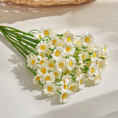 Bom preço. Varejo de pequenas flores artificiais Daisy, decorações de mesa de estilo europeu, buquês de camomila, flores de arte e flores de seda on-line