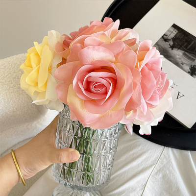 Bom preço. Flor de flor de rosa fotografia sala de estar flor falsa estilo de férias buquê flor de decoração de casa on-line
