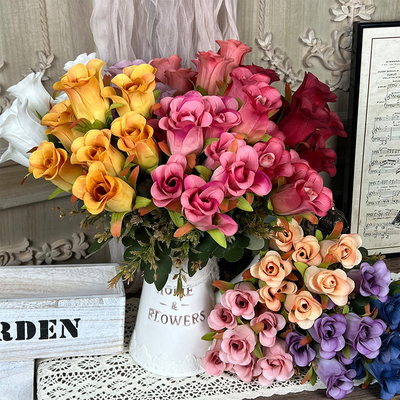 Bom preço. Buquê de seda artificial simulado de 7 cabeças com sensação de alto nível para casamentos, arranjo floral decorativo nas salas de estar, rosas de plástico on-line