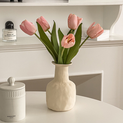 Bom preço. Decoração de flores artificiais ao estilo ins, arranjo de tulipas, ornamentos de flores artificiais de alta qualidade com vasos, arranjo de buquês na sala de estar, sala de estar on-line