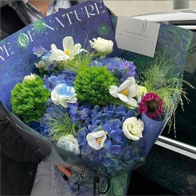 Bom preço. Novo papel de embrulho de buquê de flores do Festival Qixi, uma série de papel azul popular, papel de embrulho de flores de estilo pintado a óleo do Dia dos Namorados on-line