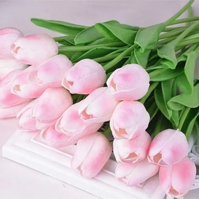 Em estoque, oferecemos buquês de tulipas de alta qualidade, ornamentos de flores artificiais PU, flores artificiais de tulipas para decoração doméstica e imitações de flores de seda