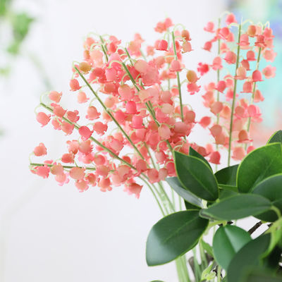 Bom preço. Simulação de flor de borracha macia campo pequeno sino pendurado, lírio do vale pequeno buquê, flor falsa, flor do sino do vento, adereço de fotografia de casamento on-line