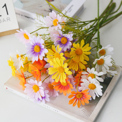 Bom preço. Decoração de camomila de flores simulada, decoração de sala de estar de um centro comercial de flores falsas, buquê de flores, decoração de mesa de flores secas de plástico, pequena margarida on-line