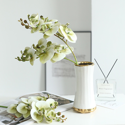 Um filme 3D impresso com 7 cabeças, uma flor artificial Phalaenopsis, uma casa de luxo leve, uma sala de estar e uma mesa de jantar.