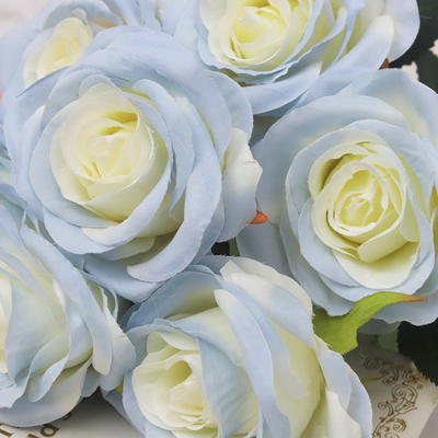 Bom preço. Rosa azul gelada simulação vaso de flores, decoração da sala de estar, arranjo de buquê, rosa simulação buquê de flores, flor simulação high-end on-line