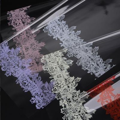 Bom preço. Varejo de buquês de flores do Dia dos Namorados, papel de encaixe, filme à prova d'água, papel de flores em forma de coração e materiais frescos de embalagem de flores on-line