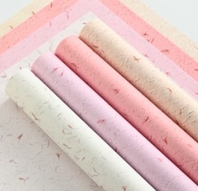 Bom preço. Papel de embrulho floral 56*56cm para embalagem de buquê, papel para arte de pétalas, textura de papel para embalagem de flores on-line