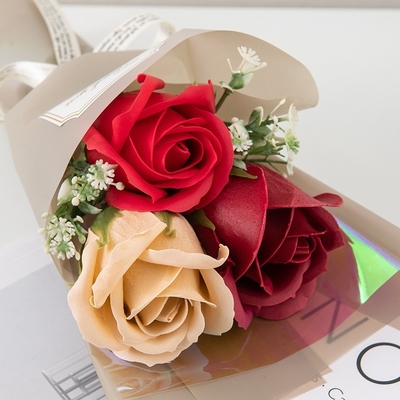 Bouquets de rosas artificiais, flores de sabão, flores artificiais, lembranças da época da formatura, caixas de presentes, atacado transfronteiriço para festivais