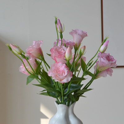 Bom preço. Ornamentações de arte floral simuladas de Fengling Delphinium de ramos longos personalizadas para decoração de sala de estar e mesa de jantar de luxo leve on-line