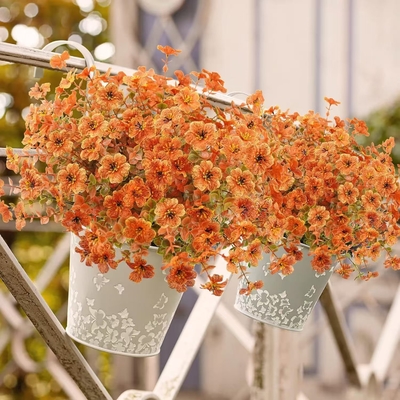 Decorações de festivais ao ar livre, plantas de outono, folhas artificiais de eucalipto, violetas de eucalipto, margaridas, decoram o pátio