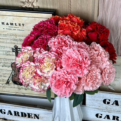 Bom preço. Bouquets de flores artificiais de cravos, flores de plástico artificial, ornamentos de sala de estar de luxo, produtos acabados de arte floral de casamento on-line