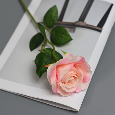 Bom preço. Imitação por atacado de rosa única, presente do Dia dos Namorados do Festival Qixi, flor de cascata de rosas, decoração de cenário doméstico on-line