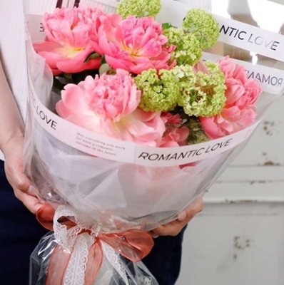 Bom preço. Papel de embalagem de floristas e de buquês - um imperativo para as lojas de flores on-line