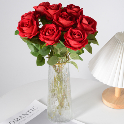 Bom preço. Simulação de rosa de veludo, flor falsa, decoração de casa de casamento, Dia dos Namorados, buquê artificial com toque táctil on-line