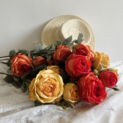 Simulação de rosa flor falsa mesa de jantar, decoração de mesa de café buquê, sensação de alta qualidade, borda carbonizada decoração de flor artificial europeia, flor de seda da sala de estar
