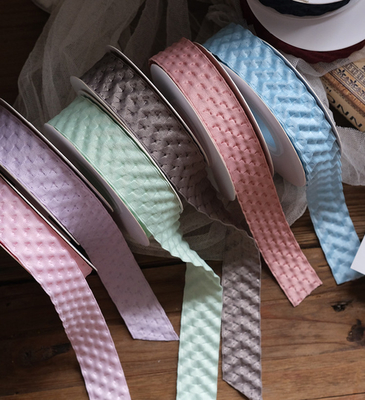 Bom preço. Material floral de estilo coreano para embalagens de buquê de fita côncava convexa on-line