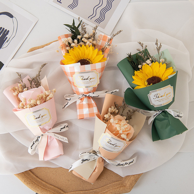 Bom preço. Bouquets criativos de rosas, girassóis, sabão para amigos, presentes de aniversário on-line