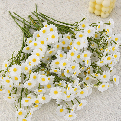 Bom preço. Bouquet de luzinhas com flores falsas, estilo europeu decoração floral da mesa de jantar da sala de estar, bouquet de camomila seca, imitação de flores de crisântemo selvagem on-line
