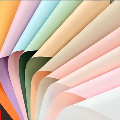 Bom preço. Papel de embrulho de flores por grosso, papel Ouya à prova d'água de duas cores, buquês de flores, presentes, materiais de embalagem de floreiras, papel de embrulho de presentes on-line