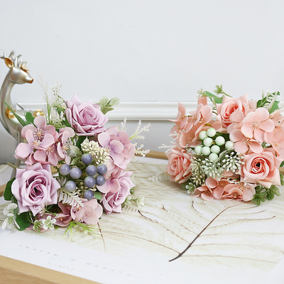 Bom preço. Simulação de flores, cantos de bagas, rosas, decoração de sala de estar, buquês de flores falsos, flores de casamento, adereços fotográficos, fabricante por grosso on-line