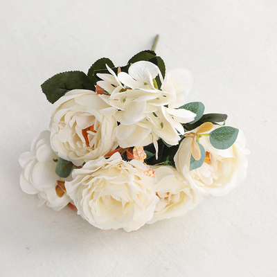Bom preço. Buquê simulado de rosas com cabo pequeno estilo europeu, flores artificiais, decoração para casa na sala de estar, buquê simulado de 6 hortênsias, rosas hibisco on-line