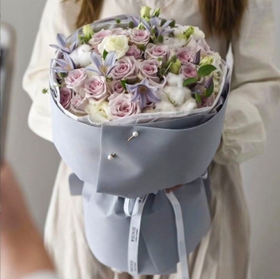 Bom preço. Papel em relevo de estilo coreano à prova d'água para papel Kafin Flower Art Packaging 58*58cm Bouquet redondo de plástico on-line