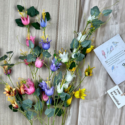 Bom preço. Lanternas simuladas de palácio, lírios, flores de seda falsas artificiais, produtos de flores para casamento de alta qualidade, ornamentos de decoração de sala de estar on-line