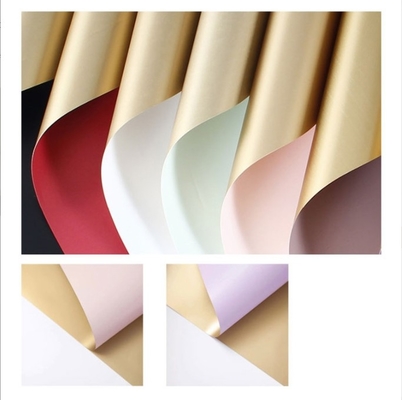 Papel de embalagem de flores de plástico para floristas Papel de embalagem de buquês Dia dos Namorados Filme de duas cores Papel de ouro à prova d'água para embalagens de flores