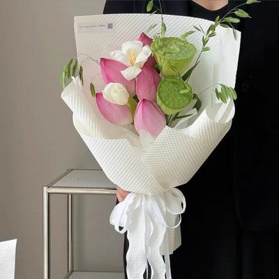 Bom preço. Papel de embrulho para presente decorativo em papel kraft artístico em relevo 3D à prova d'água para embrulho de buquê em muitas cores on-line