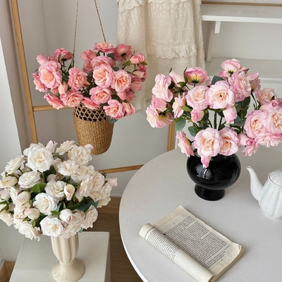 Bom preço. Flor de simulação Elsa Rose de 12 cabeças estilo coreano Rosa flor falsa decoração de mesa de jantar sala de estar em casa adereço de fotografia on-line