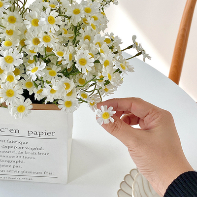 Bom preço. Ins Camomila Simulação Flower Bundle Daisy Fake Flower Sala de estar Decoração Mesa Flor Bouquet Fotografia Requisitos on-line
