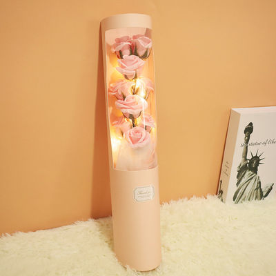 Bom preço. Os presentes criativos do Dia dos Namorados para a sua namorada e melhor amiga, tais como buquês de sabão, caixas de presentes de rosas artificiais e baldes de abraço, estão disponíveis no atacado do fabricante on-line