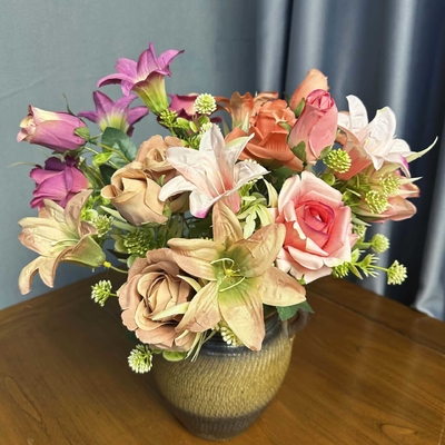 Bom preço. Simulação de flores rosa-lírio europeia combinação buquê casamento decoração de casa decoração transfronteiriça ornamento floral falso on-line