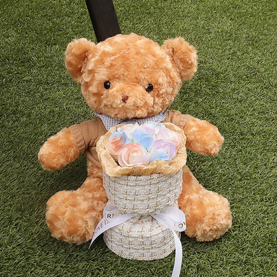 Bom preço. Um buquê de boneca de ursinho de pelúcia, um presente de aniversário para a formatura no Festival Qixi, uma garota dá ao seu melhor amigo e namorada um abraço de ursinho de pelúcia e um buquê de sabão on-line