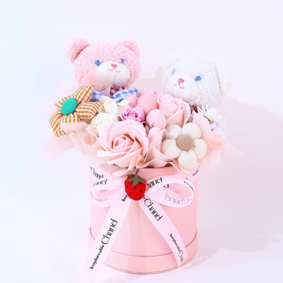Bom preço. Uma boneca, uma planta em pote, sabão, buquê, estatueta finalizada para presente de aniversário de uma menina para dar à sua melhor amiga on-line