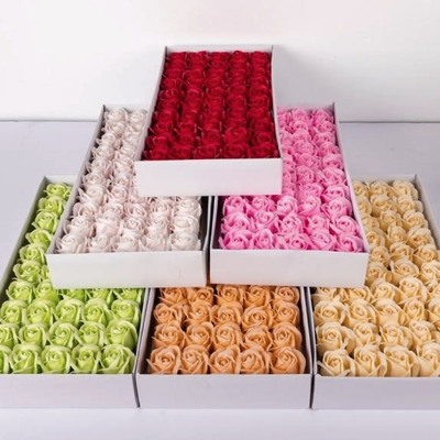 Bom preço. Cabeças de rosas de flor de sabão de três camadas, rosas artificiais perfumadas feitas à mão para o dia dos namorados, dia das mães, casamento e decoração de casa on-line