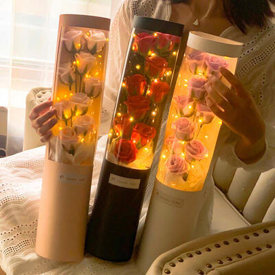 Bom preço. Novo Chegada Presente de Dia dos Namorados Rosa Realista Sabão Flores Abraço Balde Presente de Aniversário Com Luzes LED 9-Stem Sabão Rose Bouquet on-line