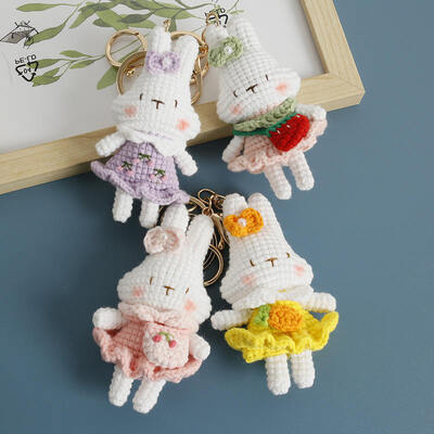 Bom preço. Handmade Knitted Rabbit Keychain Cute Wool Knitted Flowered Rabbit Doll Handcrafted Exquisite Decorative Item on-line