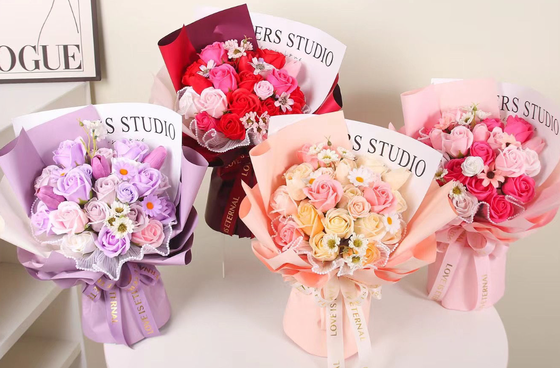 Bom preço. Bouquet de Rosa de Sabão Artificial para Aposentadoria de Casamento e Decoração de Casa de Natal em Estilo Coreano on-line