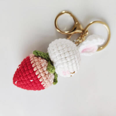 Bom preço. Crochet Stroberi Bunny Keychain Creative Tricoteado Tecido artesanal Coelhinho Carrot Cute Doll Bag Acessórios Plush Keychain on-line