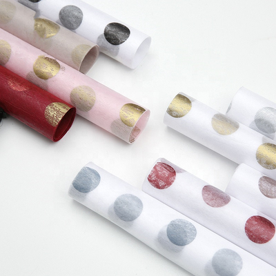 Bom preço. O papel de envolvimento de Dot Pattern Eco-Friendly Nonwoven Florist da polca cobre 60cm*60cm on-line