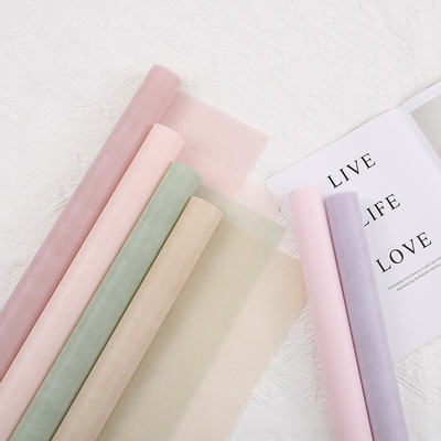 Bom preço. A planície colore o papel de envolvimento 25gsm Ecofriendly de papel não tecido da embalagem do ramalhete on-line