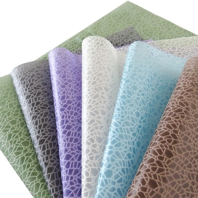 Bom preço. O poliéster 100% 85GSM 3D gravou pés quadrados de papel de papel de envolvimento do papel de embrulho os 60 on-line