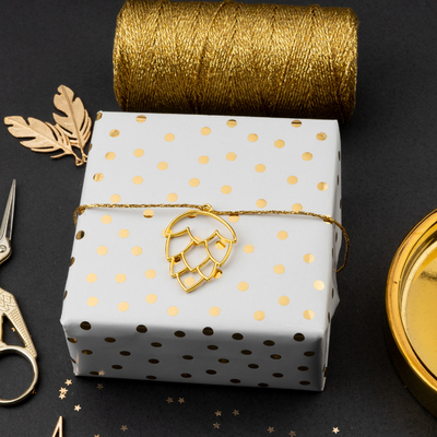 Bom preço. Envolvimento manchado 85GSM de papel da listra do ouro personalizado para o pacote do presente on-line